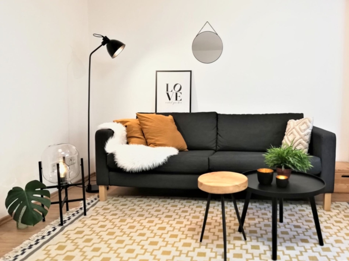 Modernes Wohnzimmer im Industrial Style mit Metall, Sofa in Anthrazit und runden Beistelltischen