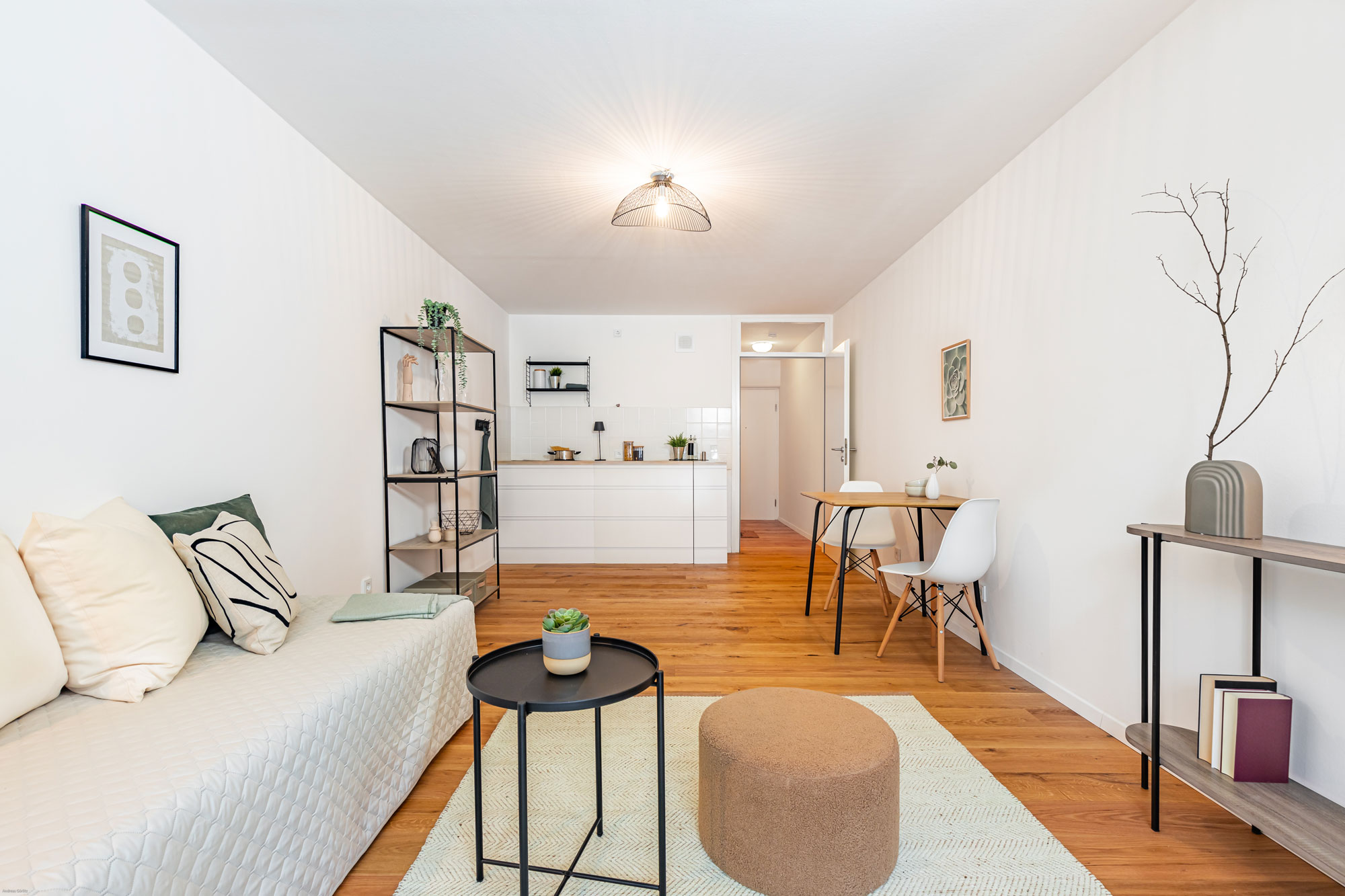 Der Wohnraum eines von elements home staging modern eingerichteten Studentenapartments