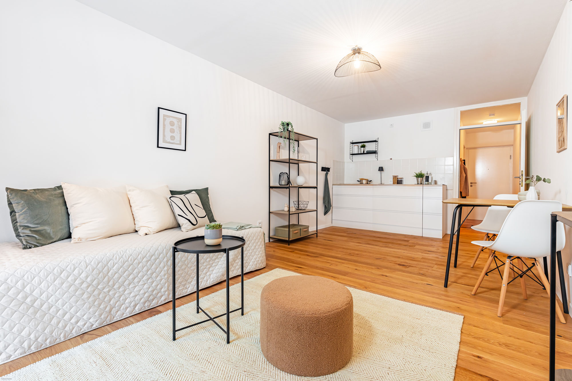 Der Wohnraum eines von elements home staging modern eingerichteten Studentenapartments