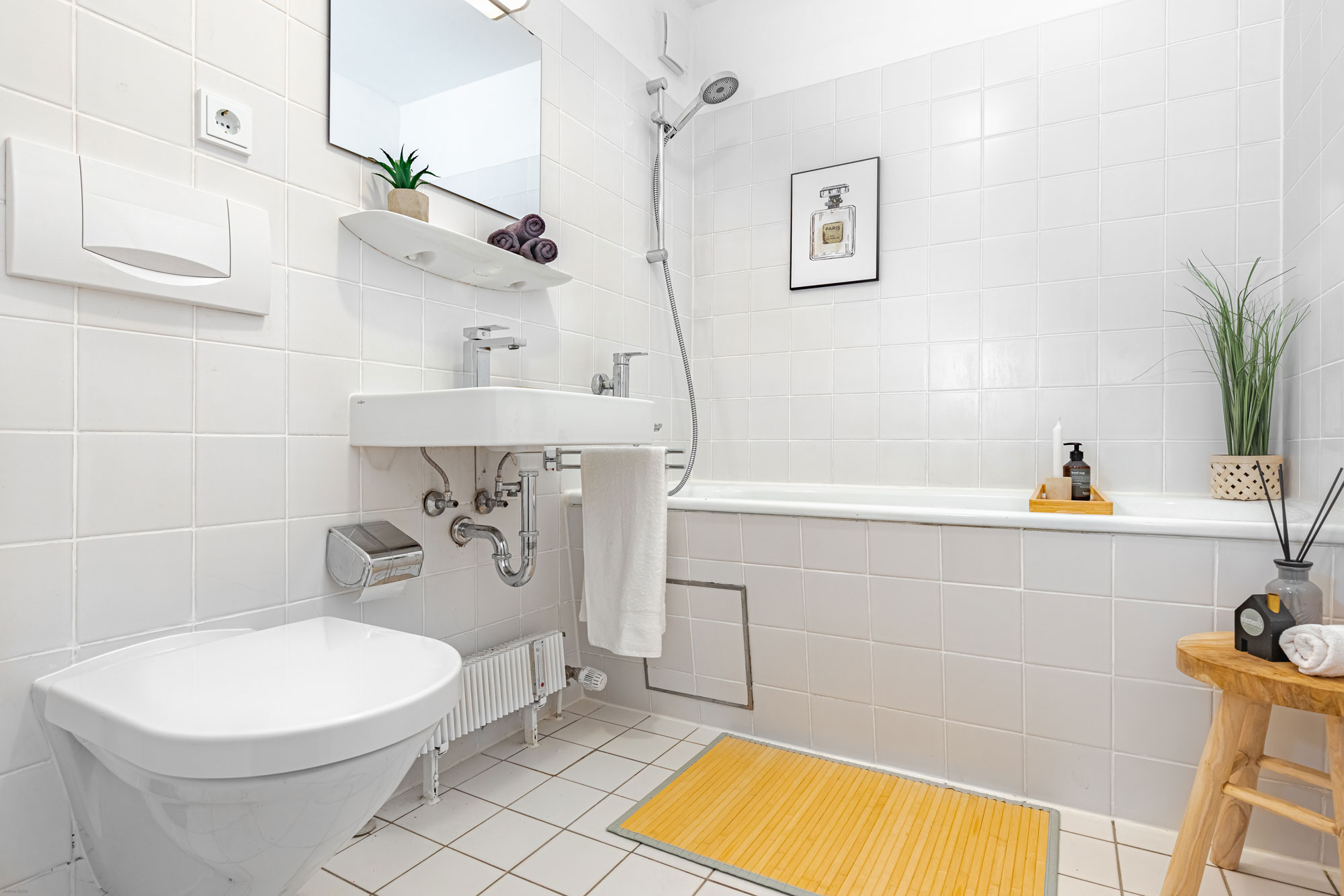 Das Bad eines von elements home staging modern eingerichteten Studentenapartments.