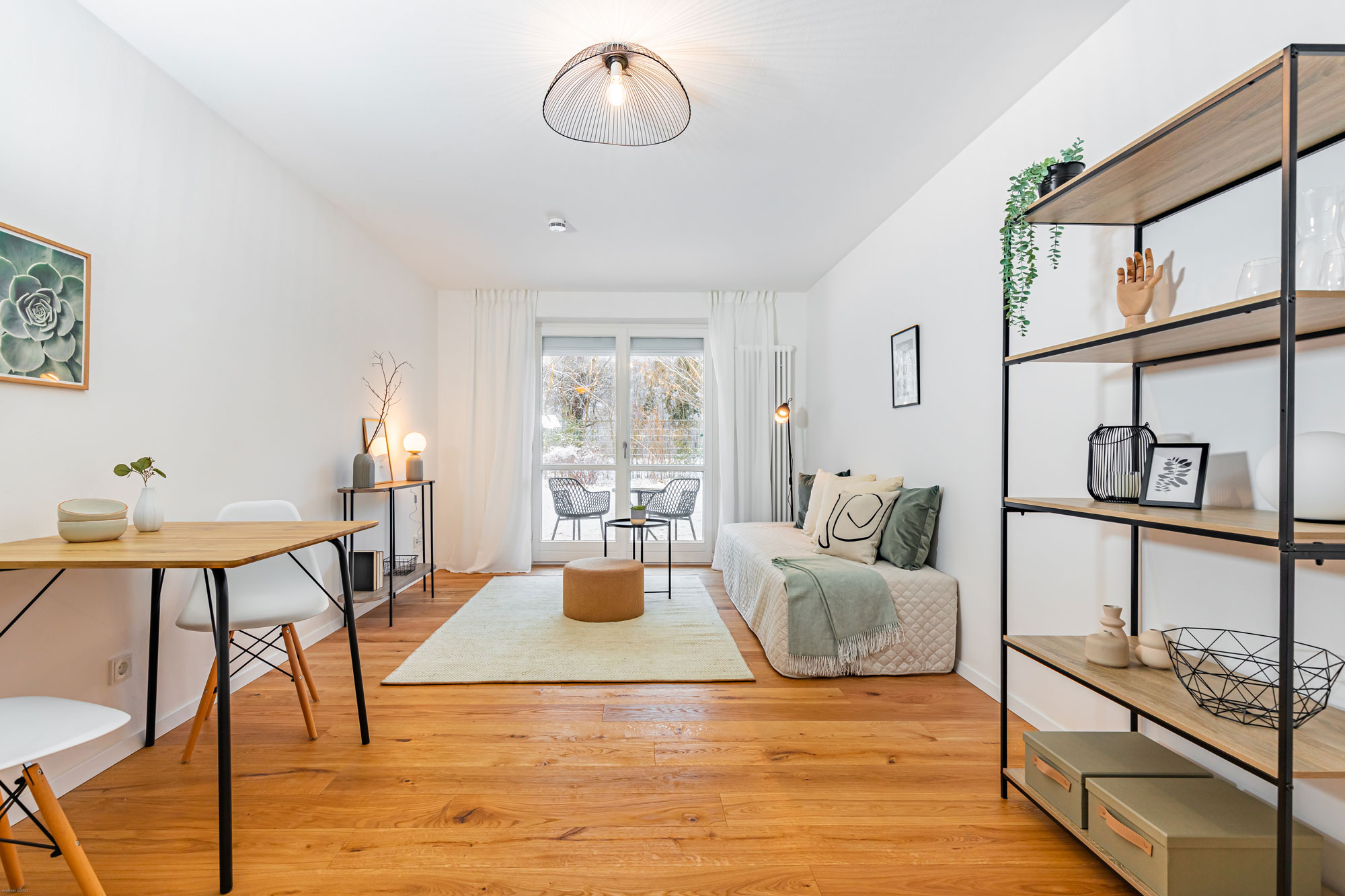 Der Wohnraum eines von elements home staging modern eingerichteten Studentenapartments