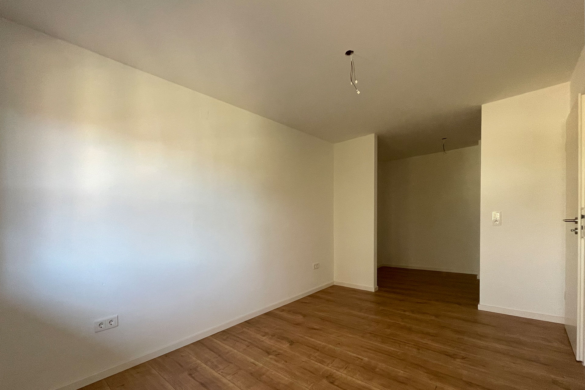 Das Schlafzimmer ohne Möbel, vor dem Home-Staging.