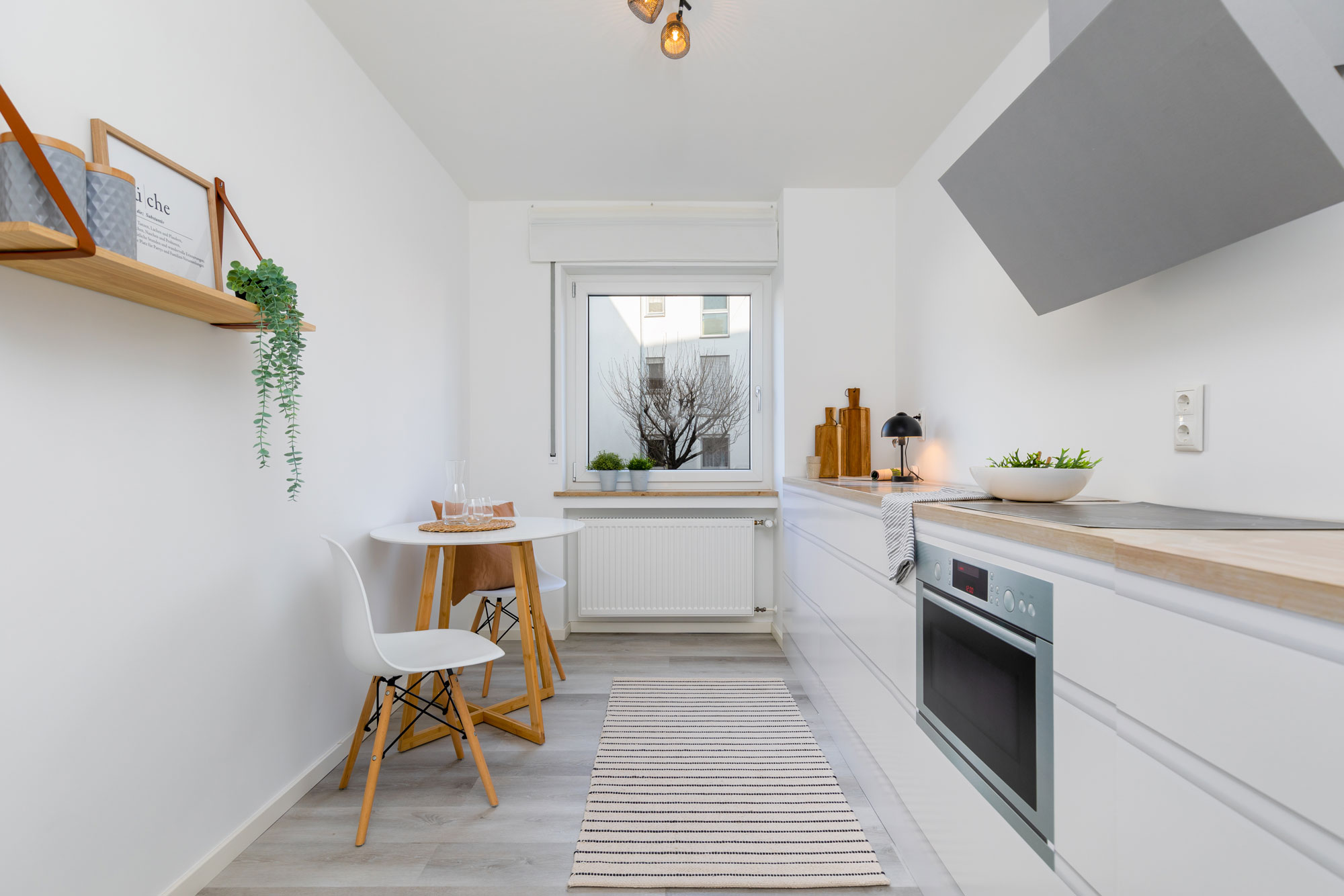 Ein von elements Home Staging umgestaltete Küche mit Deko-Geräten.