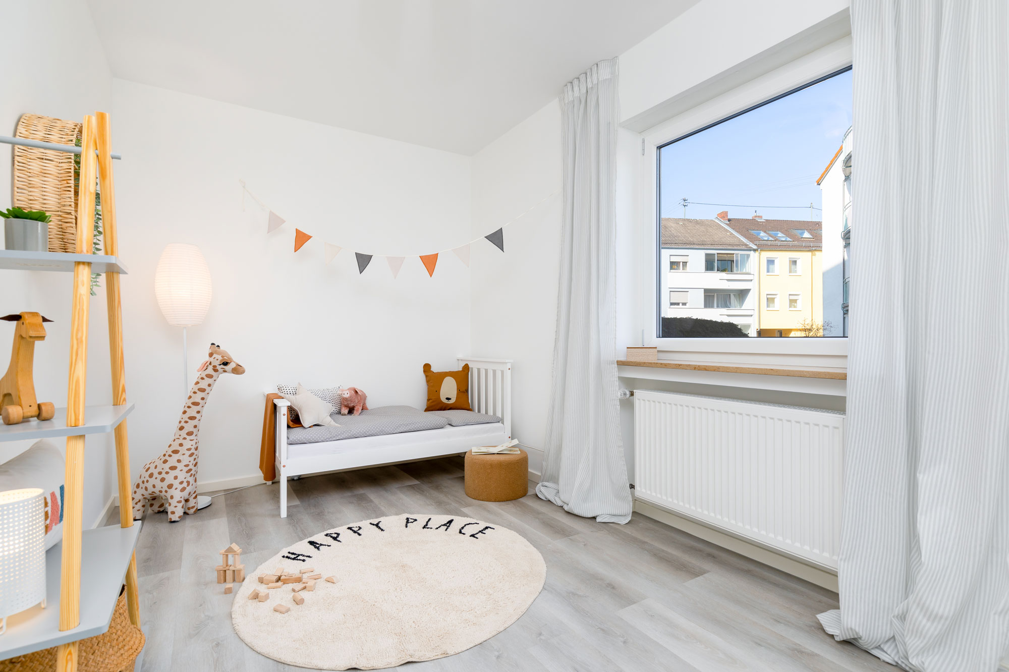 Ein von elements Home Staging gestaltetes Kinderzimmer einer Wohnimmobilie in Augsburg
